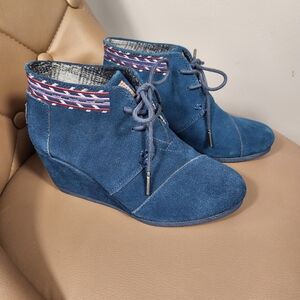 TOMS Blue Suede Embroidered Wedge Ankle Booties Lace Up Womens Sz 5.5